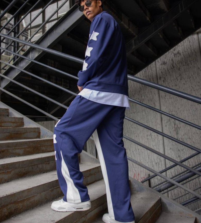 Ensemble bleu marine, disponible en noir, gris, bleu claire, beige, rouge