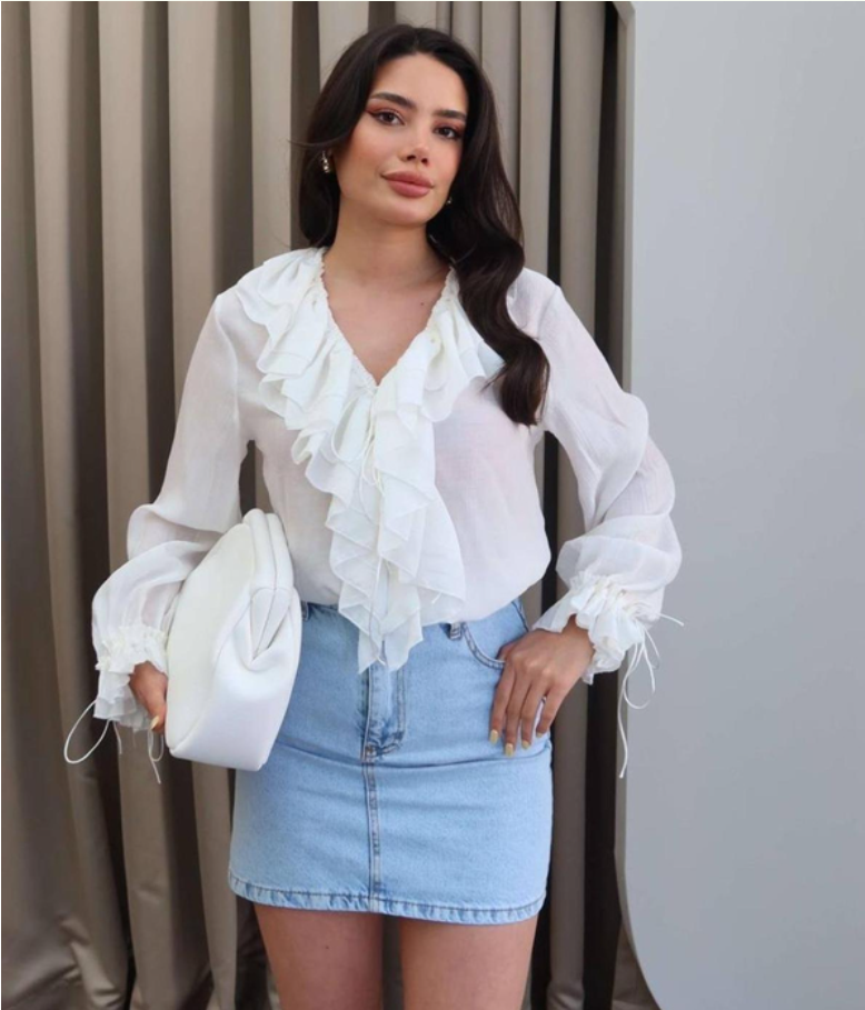 Chemisier bleu, disponible en blanc, crème, rose