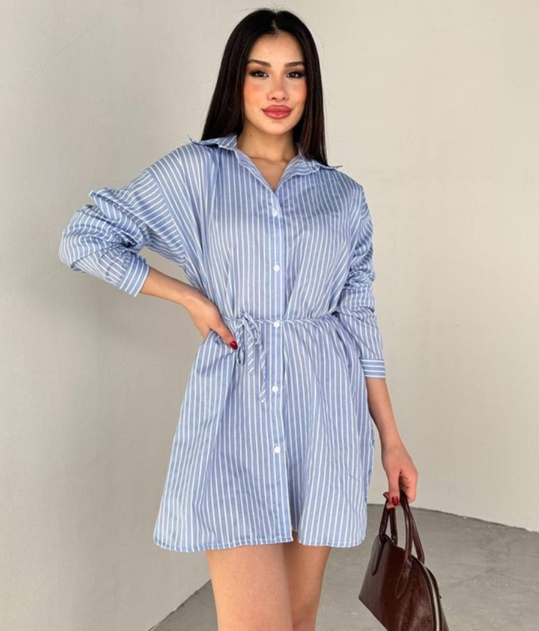 Chemise poudreuse disponible en marine, bleu, jaune