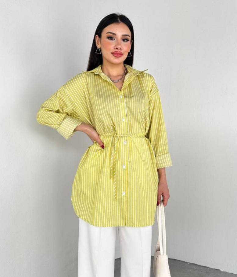 Chemise poudreuse disponible en marine, bleu, jaune