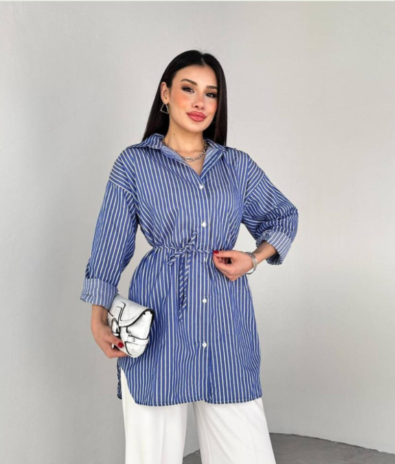 Chemise poudreuse disponible en marine, bleu, jaune