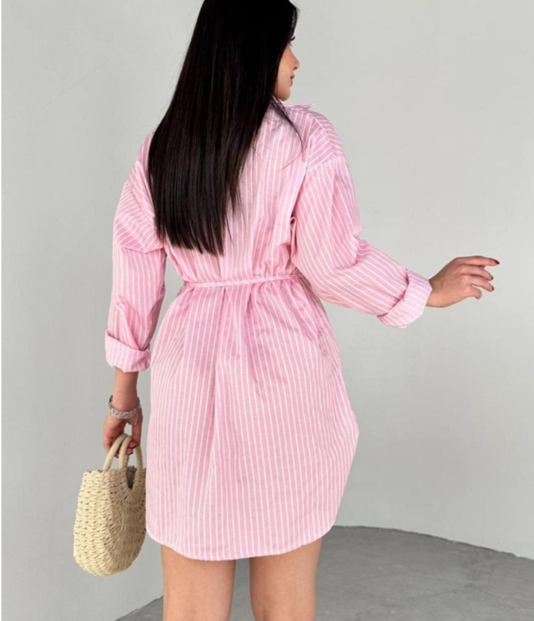 Chemise poudreuse disponible en marine, bleu, jaune