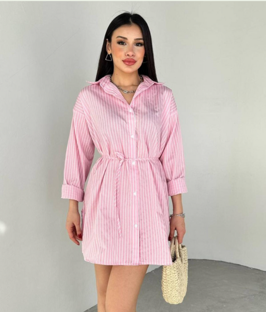 Chemise poudreuse disponible en marine, bleu, jaune